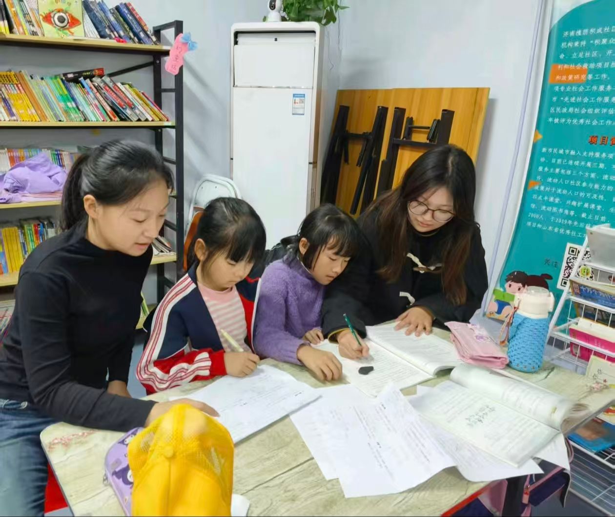 麻豆成人
阳光先锋青年志愿者协会开展积成社“四点半课堂”活动