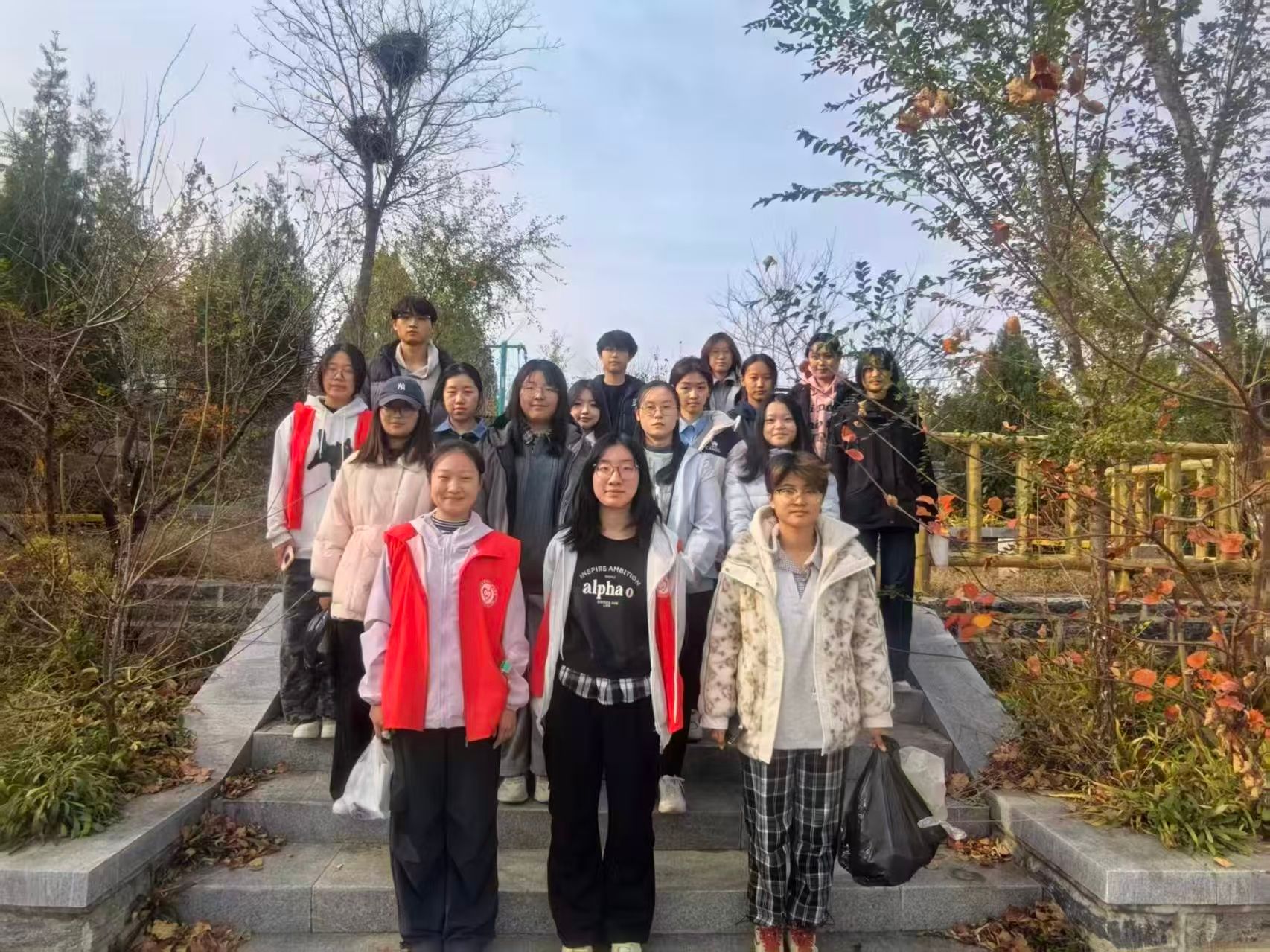 政法青协开展马武寨净山活动