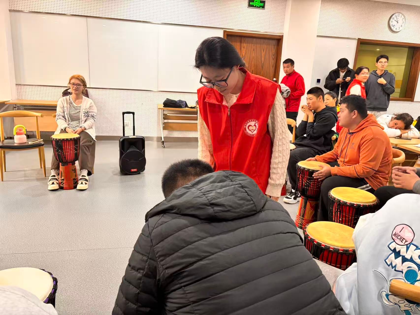 政法青协开展“非洲鼓音乐疗愈”志愿服务活动